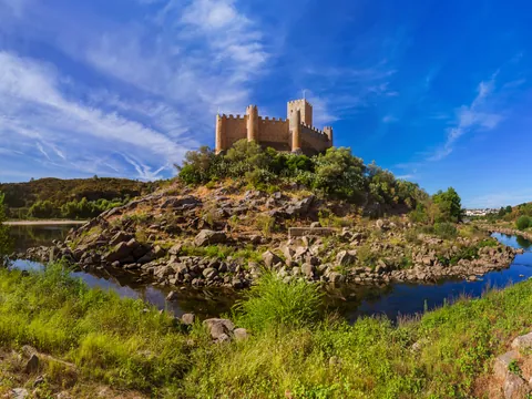 Castillo de Almourol sobre el río Tajo, en Vila Nova da Barquinha, Portugal.
