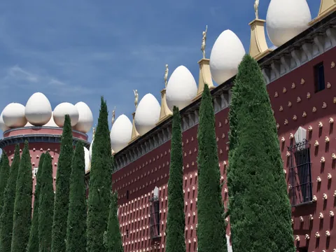 Fachada surrealista con huevos gigantes del Museo Dalí en Figueres