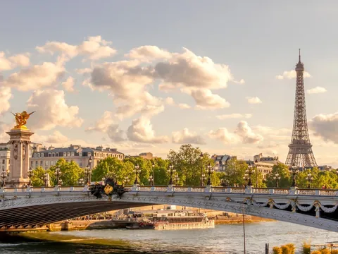 Puente Alejandro III sobre el río Sena con la Torre Eiffel al fondo en París