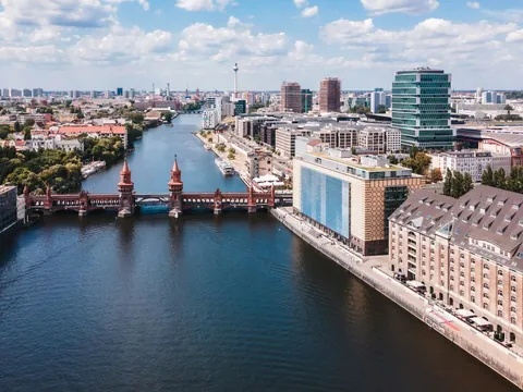 Vista aérea del río Spree con el icónico Puente de Oberbaum en Berlín