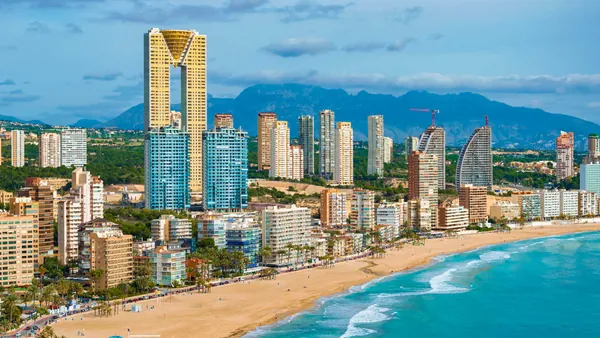 Vista de las Torres Gemelas y el skyline junto a la playa de Poniente en Benidorm