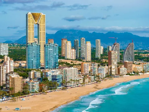 Vista de las Torres Gemelas y el skyline junto a la playa de Poniente en Benidorm
