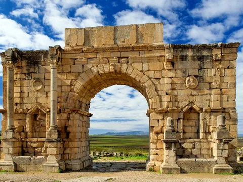 Arco romano en las ruinas de Volubilis, yacimiento arqueológico de Marruecos