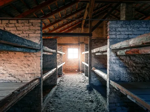 Literas de madera en un barracón en Auschwitz-Birkenau, Polonia