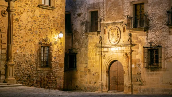 free tour Cáceres misterios leyendas atardecer