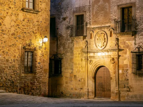 free tour Cáceres misterios leyendas atardecer