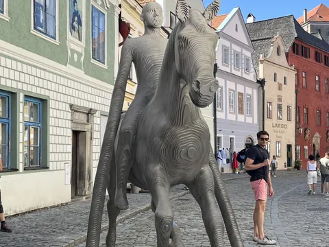 Caballo de acero, Ocelovy kun, escultura de Michal Gabriel en Český Krumlov