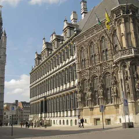 El Ayuntamiento de Gante y el campanario de fondo-Guía de viajes de Gante-Buendía Tours