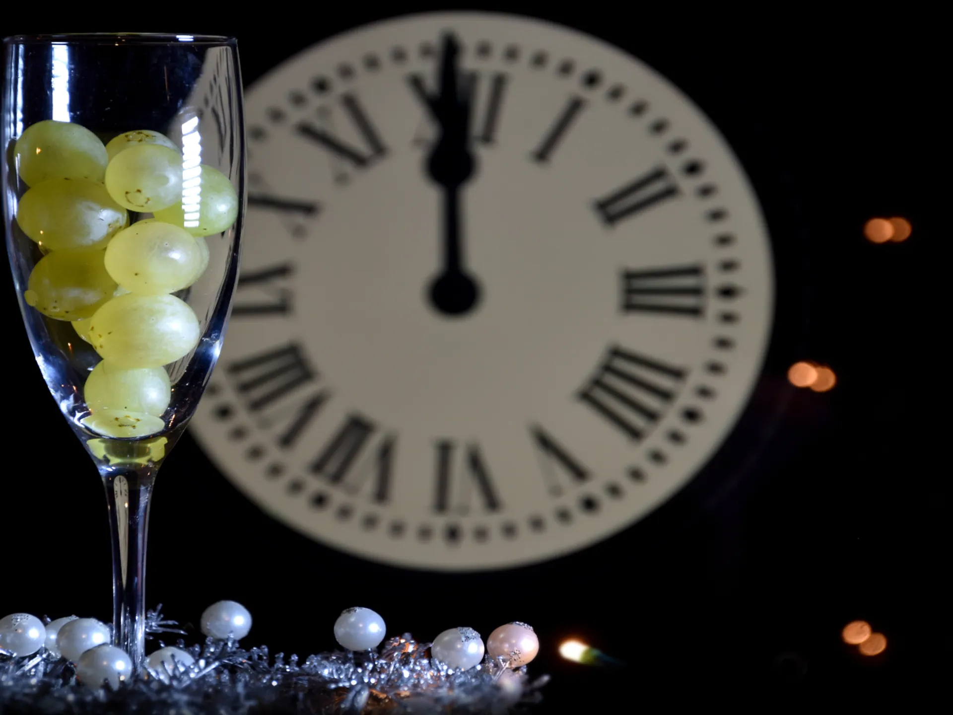 Uvas y reloj campanadas - Cómo se celebra el Año Nuevo en España - Blog - Buendía Tours