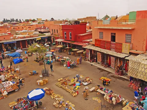 Plaza Rahba Kedima con puestos tradicionales en los zocos de Marrakech, Marruecos