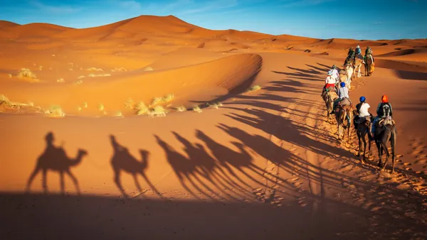 Paseo en camello por las dunas del desierto de Merzouga, Marruecos