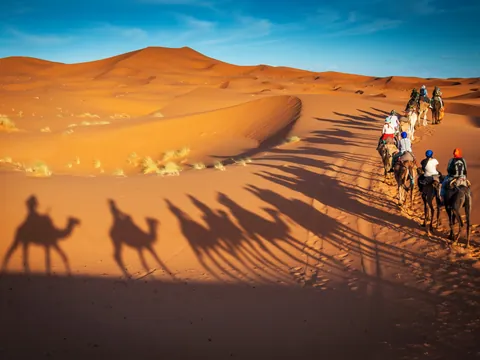 Paseo en camello por las dunas del desierto de Merzouga, Marruecos