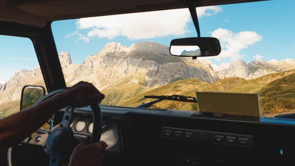 Conductor en ruta 4x4 hacias las montañas de los Picos de Europa, Asturias