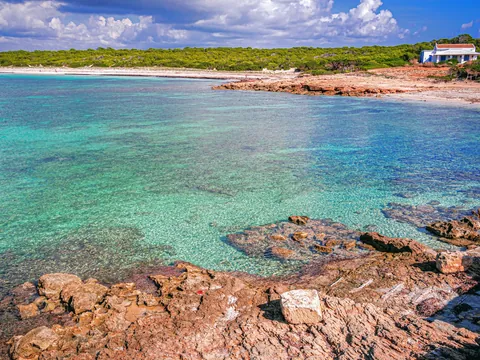 Aguas y rocas en Playa des Caragol, costa de Mallorca