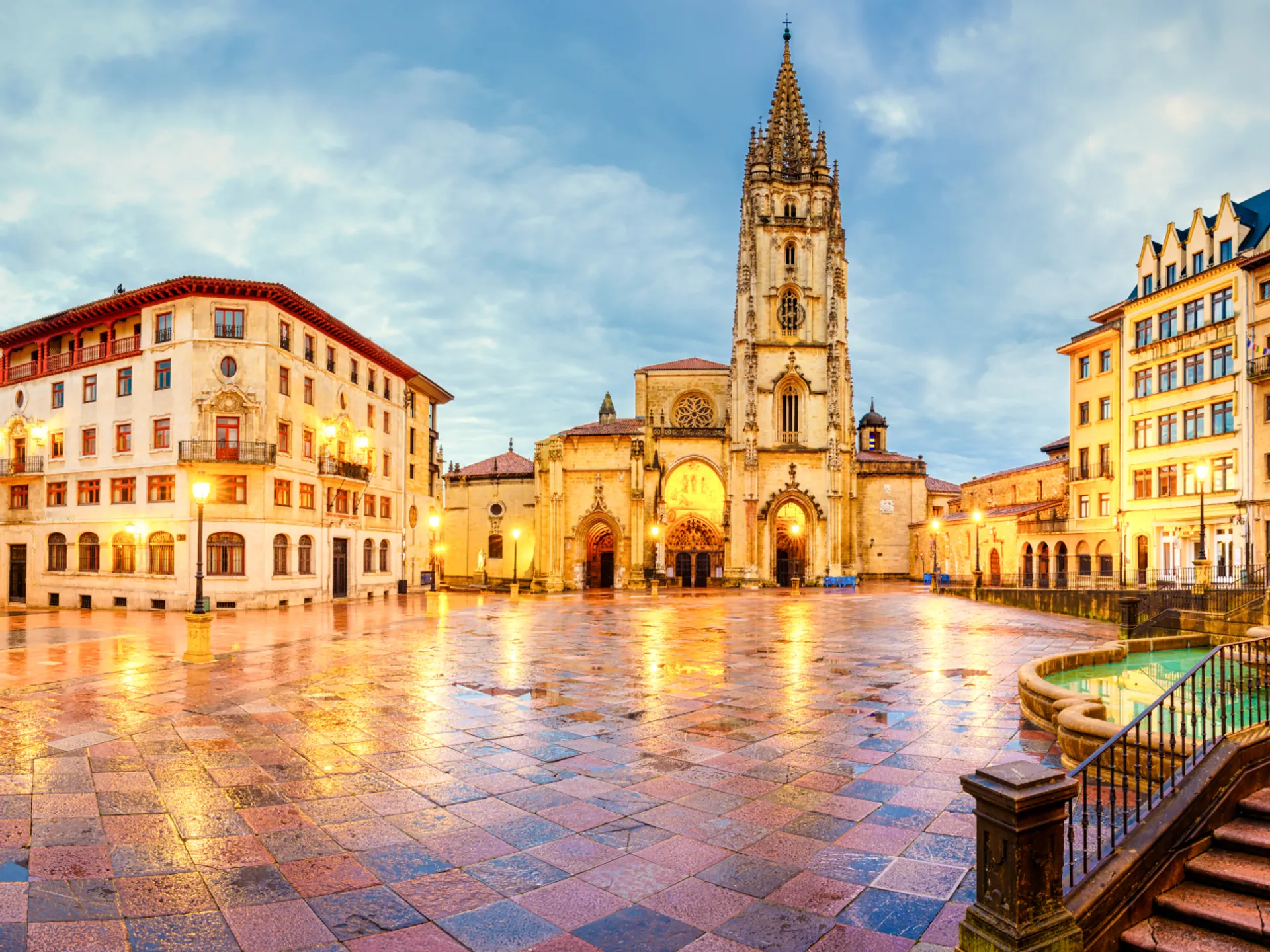 Plaza de la Catedral de Oviedo - Las 15 Plazas de España que no te puedes perder - Blog - Buendía Tours