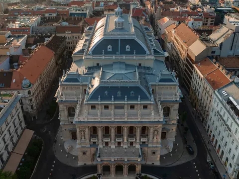 Vista aérea de la fachada y tejado de la Ópera de Budapest, en Hungría.