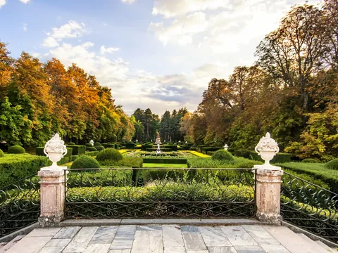 Perspectiva de los jardines de La Granja en el atardecer