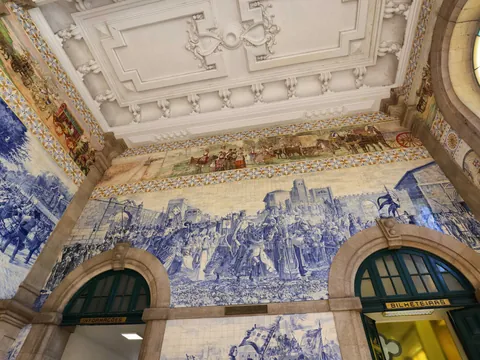 Azulejos históricos de la Estación de São Bento, un icono de Oporto.