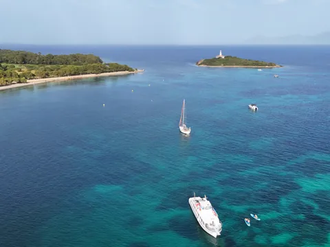 Las aguas cristalinas de Mallorca en la bahía de Alcúdia