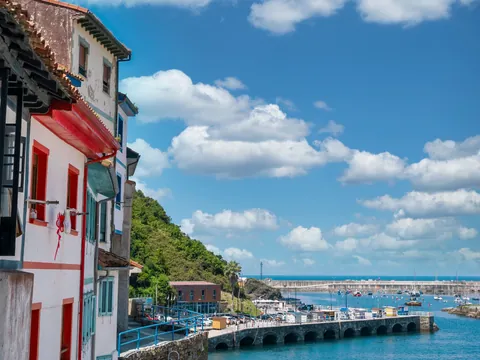 Vistas del puerto de Cudillero en excursión de buendía desde Gijón
