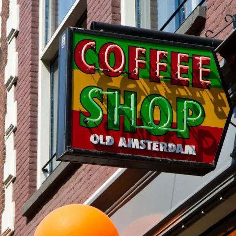 Cartel de Coffe Shop de Ámsterdam con los colores rastafari-Guía de viaje