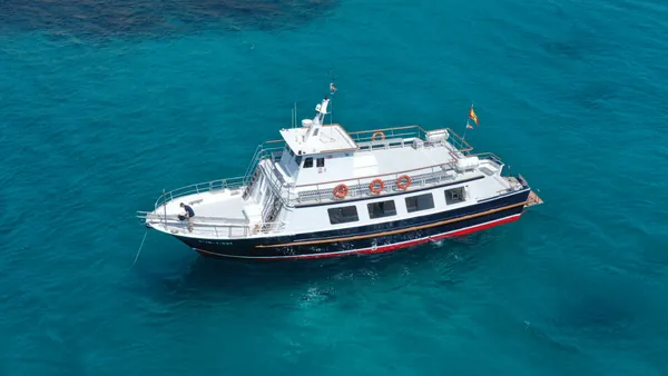 Barco de actividades en las cristalinas aguas de Palma de Mallorca