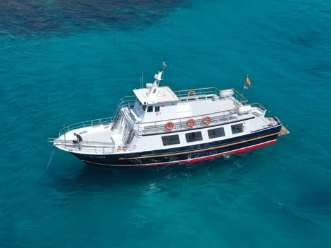Barco de actividades en las cristalinas aguas de Palma de Mallorca