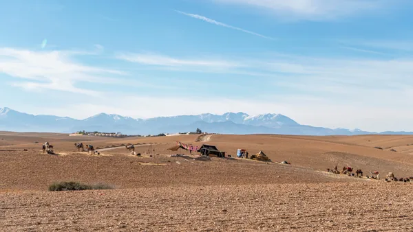 Campamento en el desierto de Agafay con el Atlas al fondo, cerca de Marrakech