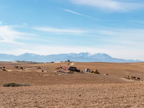 Campamento en el desierto de Agafay con el Atlas al fondo, cerca de Marrakech
