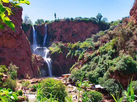 Vista panorámica de las Cascadas de Ouzoud entre vegetación en Marruecos
