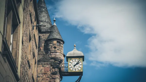 Reloj en una de las calles de la Royal Mile de Edimburgo