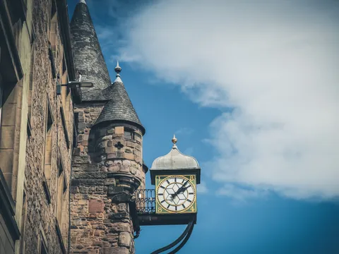 Reloj en una de las calles de la Royal Mile de Edimburgo