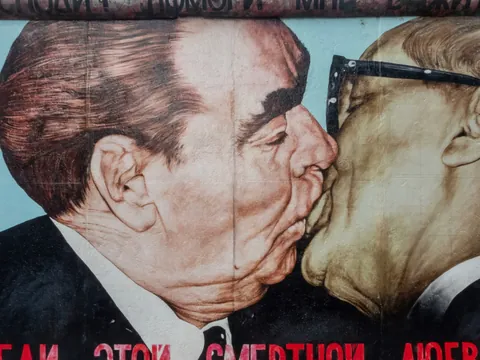 Mural del beso en el Muro de Berlín, una de las obras más icónicas de la East Side Gallery