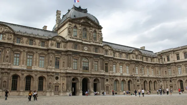 Fachada histórica del Museo del Louvre en París, Francia