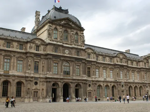 Fachada histórica del Museo del Louvre en París, Francia
