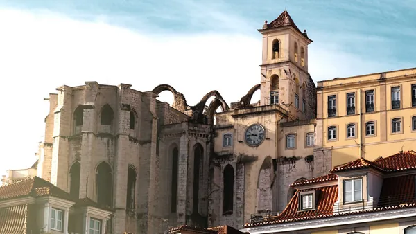 Ruinas del Convento do Carmo destacando sobre los tejados del centro de Lisboa.