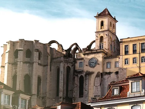 Ruinas del Convento do Carmo destacando sobre los tejados del centro de Lisboa.