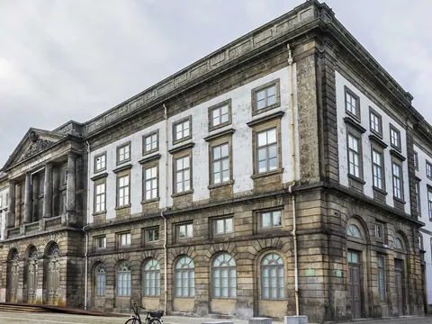 Fachada histórica de la Universidad de Oporto, uno de sus edificios emblemáticos.