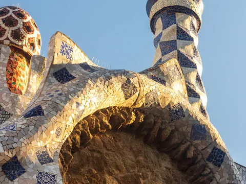 Detalle de las torres con mosaicos de cerámica del Parque Güell en Barcelona