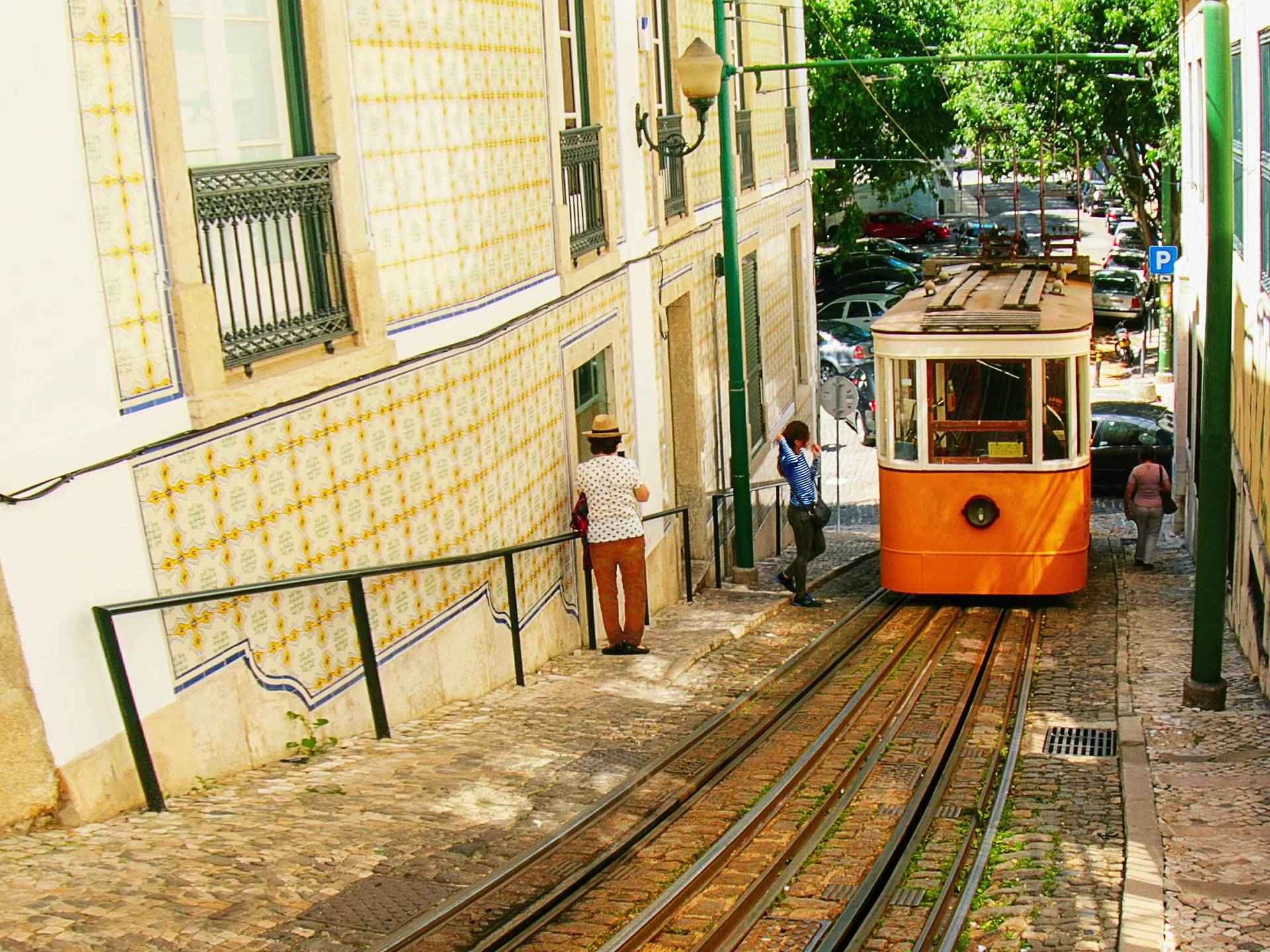 TRanvía tradicional en las calles de Lisboa - Como moverse Guía de Viaje - Buendía tours
