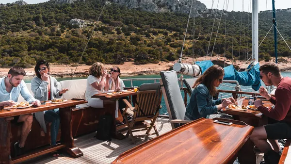 Mesas a bordo para disfrutar de un delicioso almuerzo.