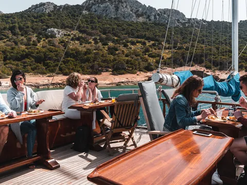 Mesas a bordo para disfrutar de un delicioso almuerzo.