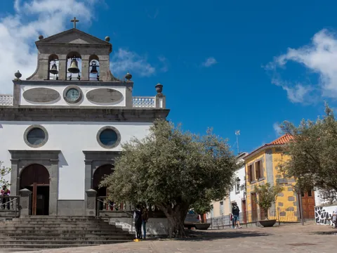 La Vega de San Mateo, donde los fines de semana se celebra un mercadillo histórico.
