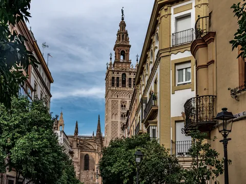Calle Mateos Gago con vista a la Giralda y la Catedral de Sevilla
