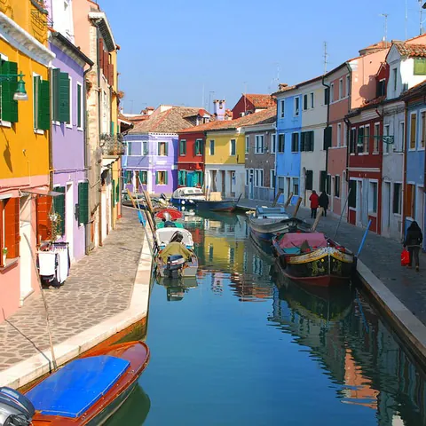 Canal con barcas en la Isla de Murano en Venecia