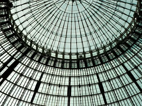 Vista contrapicada de la cúpula de cristal de las Galeries Lafayette en París
