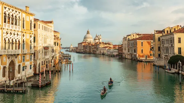 Vista del Gran Canal de Venecia con góndolas al atardecer