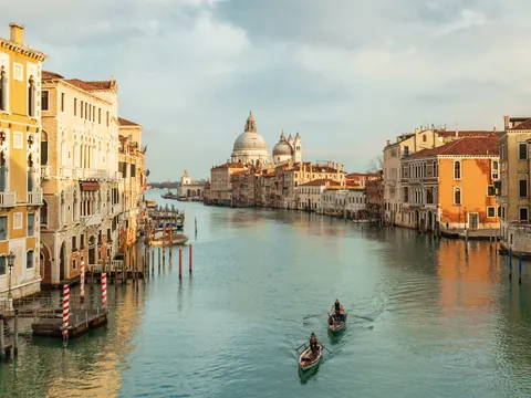 Vista del Gran Canal de Venecia con góndolas al atardecer