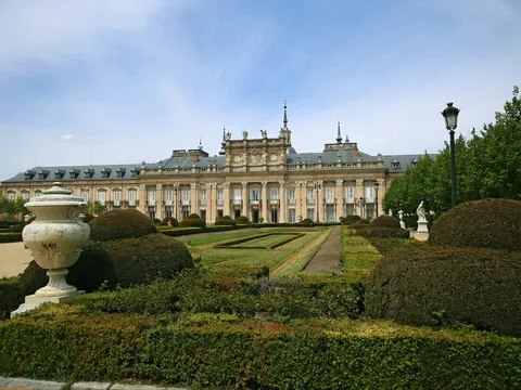 Jardines barrocos y fachada principal del Palacio de La Granja de San Ildefonso