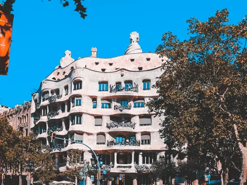 Fachada ondulada de La Pedrera, edificio modernista diseñado por Gaudí en Barcelona